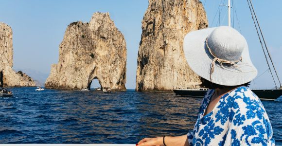 Desde Sorrento: tour guiado en barco de Capri y Parque Natural de Ieranto