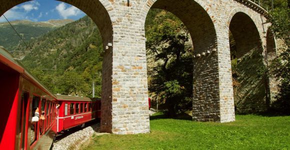 Da Milano: Tour di un giorno del Bernina e di St. Moritz in treno panoramico