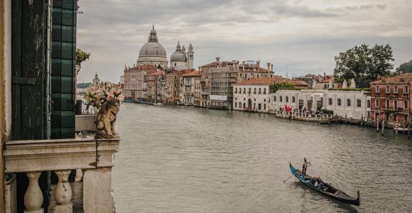 Wenecja: Przejażdżka gondolą i uroczysta kolacja w weneckim pałacu
