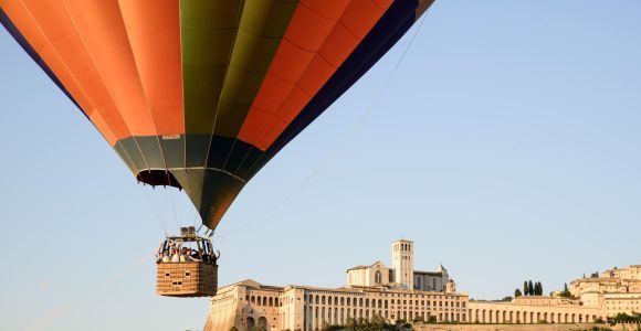 Assisi: Heißluftballonfahrt mit Frühstück und Weinverkostung