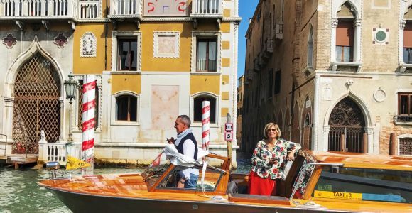 Venedig: Privater Wassertaxi-Transfer vom Bahnhof