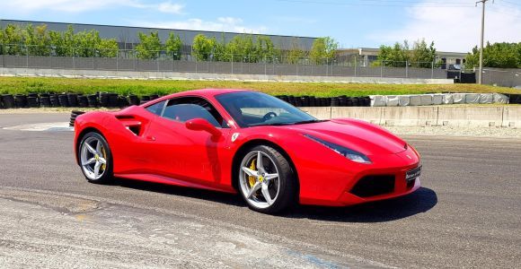 Milano: test drive su pista di una Ferrari 488