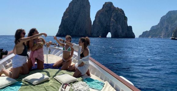 Capri: tour in barca a isole e grotte con snack e bevande