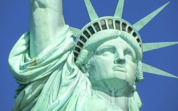 Нью-Йорк: Статуя Свободы и остров Эллис с паромом
