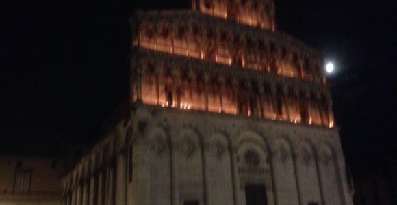 Lucca: tour guidato a piedi della città di notte