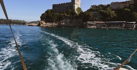 Portovenere: Excursión en barco por Lerici con aperitivo a bordo