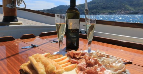 La Spezia: Excursión en barco al atardecer con aperitivo