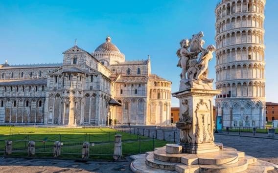 Pisa: entrada a los monumentos de la Plaza de los Milagros con la torre inclinada