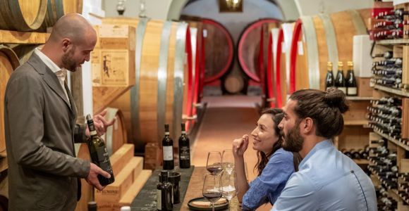 Montepulciano: Geführte Weinkellertour mit Verkostung und Aperitifs
