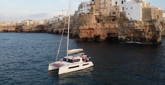 Polignano a Mare: Tour in Catamarano con Aperitivo e Cibo Locale