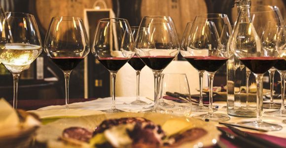 Degustazione di vini nella cantina di San Gimignano e trasporto privato