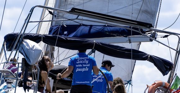 Catane : Excursion en voilier sur la côte des Cyclopes avec plongée en apnée et Prosecco