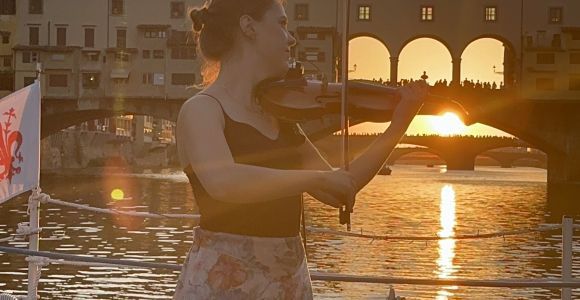 Florenz: Bootsfahrt auf dem Arno bei Sonnenuntergang mit Live-Konzert
