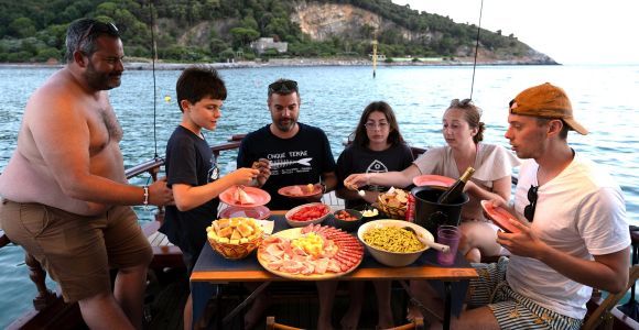 Portovenere: Schifffahrt bei Sonnenuntergang mit Aperitif und Abendessen