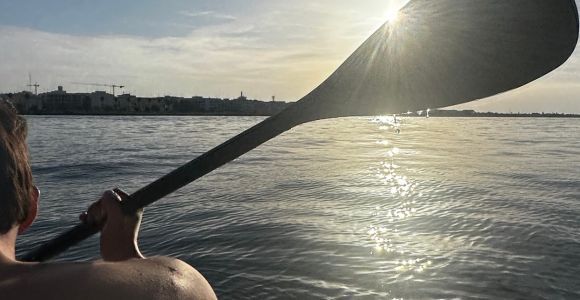 Puesta de sol en Polignano a Mare: Alquiler gratuito de tablas de SUP