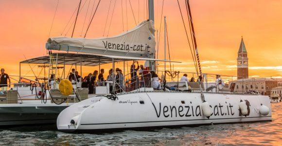 Venecia: crucero de jazz en catamarán al atardecer con aperitivo