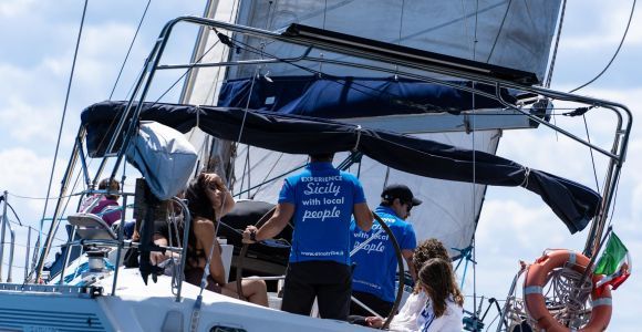 Catania: Tour in barca a vela della Costa dei Ciclopi con Snorkeling e Prosecco