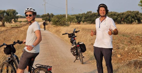 Excursion en e-bike à Ostuni. Les oliviers et un moulin à huile local