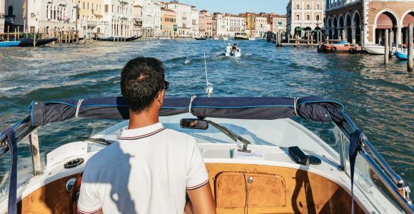 Venecia: traslado compartido en taxi acuático al aeropuerto