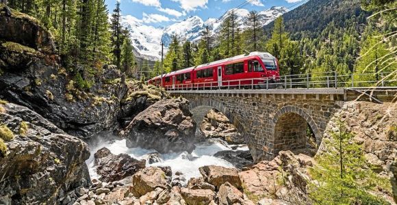 Da Milano: Tour di un giorno del Bernina e di St. Moritz in treno panoramico